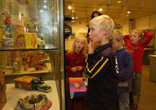 Spielzeugmuseum-N-Kinder-Blechspielzeug-klein