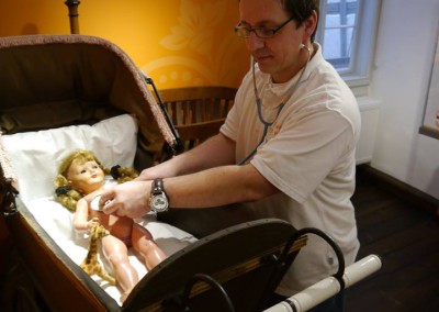 Puppen- und Bärendoktor Peter Packert
