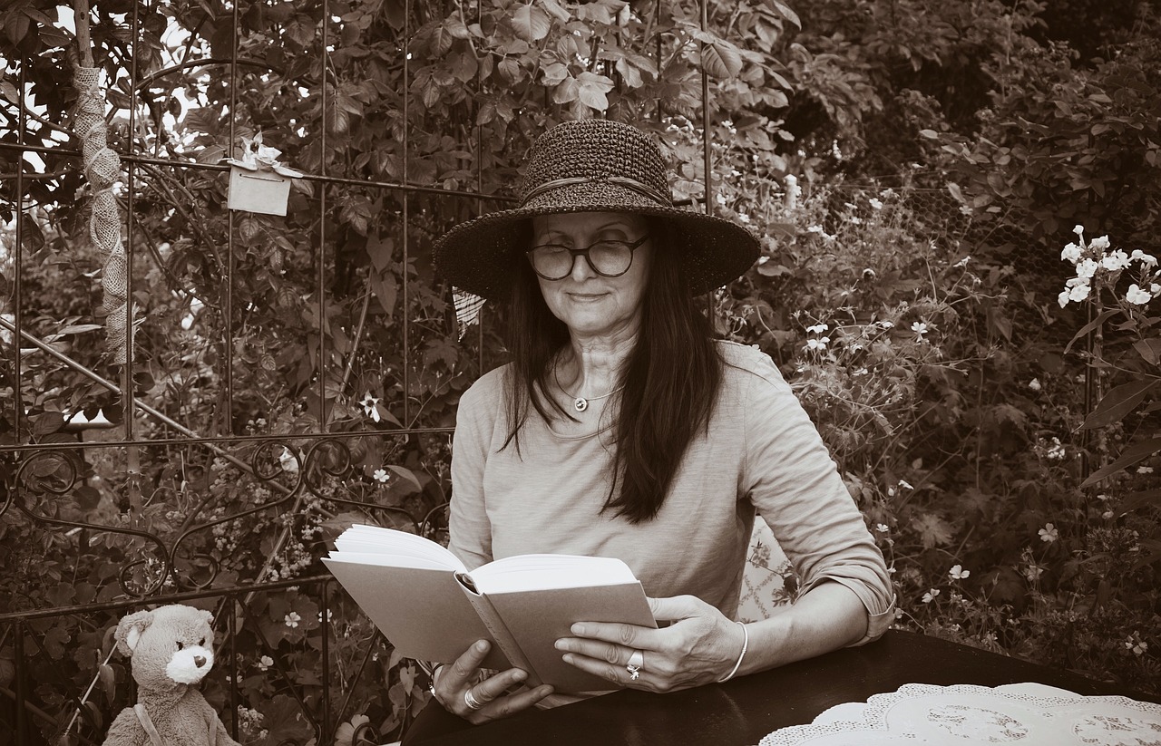 read, relax, literature, garden, summer, woman, to study, read out, leisure time, quiet, nature, training, relaxation, still life, book pages, bank, pages, outdoors, to sit, theddybär, gazebo, sepia, black-and-white, scroll, sakira phillip